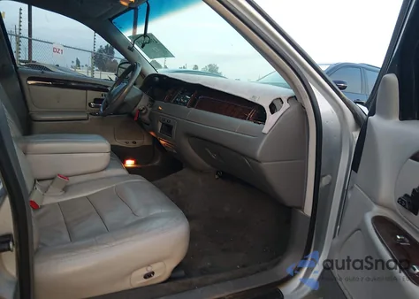 1999 Lincoln Town Car Signature from USA, damaged, VIN 1LNHM82W1XY612917